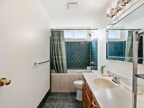 8345 Island Hwy South, Fanny Bay, BC - Indoor Photo Showing Bathroom