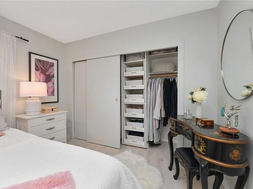 310-1433 Faircliff Lane, Victoria, BC - Indoor Photo Showing Bedroom