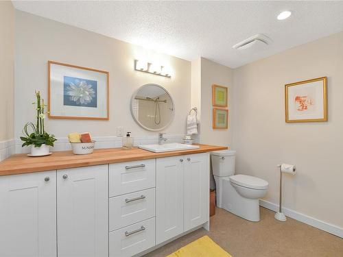 310-1433 Faircliff Lane, Victoria, BC - Indoor Photo Showing Bathroom