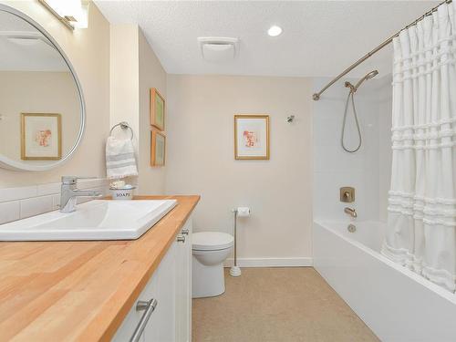 310-1433 Faircliff Lane, Victoria, BC - Indoor Photo Showing Bathroom