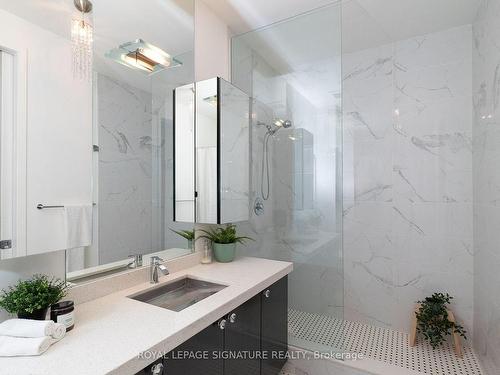 411-43 Hanna Ave, Toronto, ON - Indoor Photo Showing Bathroom