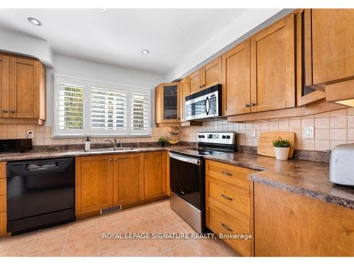 7045 Tamar Mews, Mississauga, ON - Indoor Photo Showing Kitchen With Double Sink