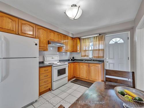 118 Giltspur Dr, Toronto, ON - Indoor Photo Showing Kitchen With Double Sink