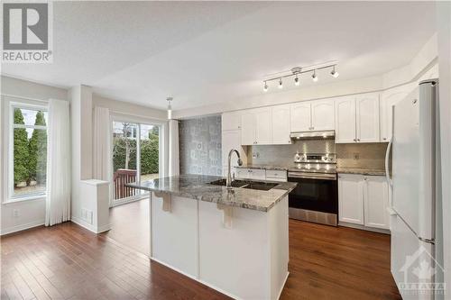 136 Gatespark Private, Ottawa, ON - Indoor Photo Showing Kitchen With Upgraded Kitchen