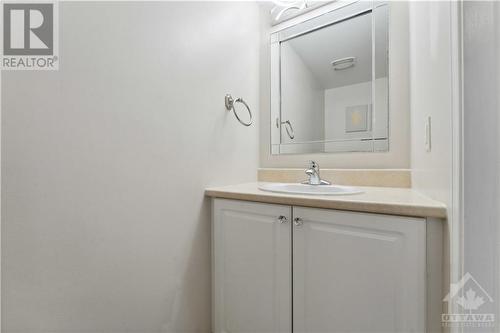 136 Gatespark Private, Ottawa, ON - Indoor Photo Showing Bathroom