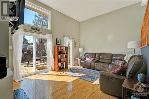 1462 Bryson Lane, Gloucester, ON - Indoor Photo Showing Living Room