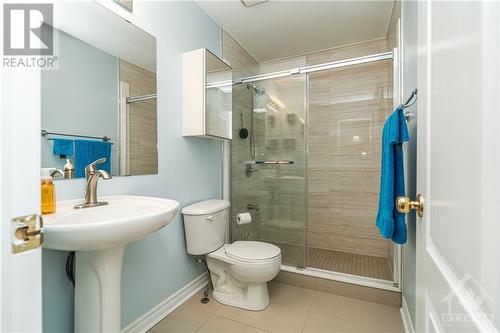 Main Floor Bath - 812 Galleria Circle, Cumberland, ON - Indoor Photo Showing Bathroom