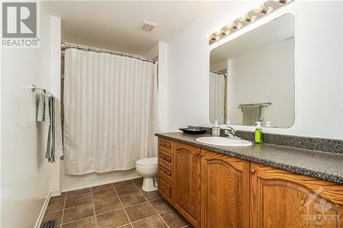 2nd Floor Bath - 812 Galleria Circle, Cumberland, ON - Indoor Photo Showing Bathroom