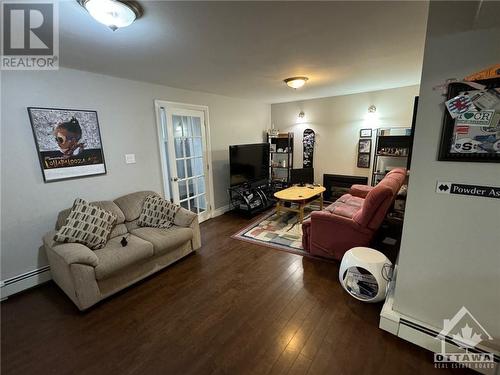 291 Presland Road, Ottawa, ON - Indoor Photo Showing Living Room