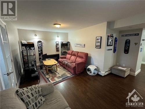 291 Presland Road, Ottawa, ON - Indoor Photo Showing Living Room