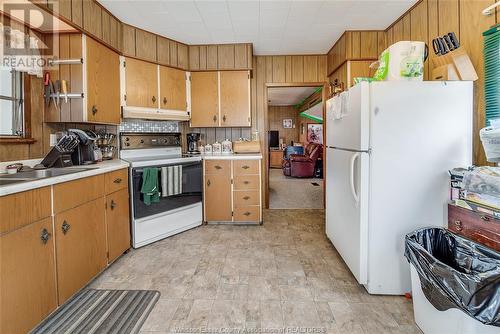 22220 Charing Cross Road, Chatham, ON - Indoor Photo Showing Kitchen With Double Sink