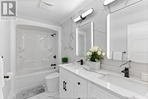 591 Charles Street, Windsor, ON - Indoor Photo Showing Bathroom