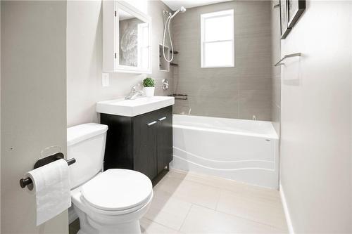 130 Winchester Boulevard, Hamilton, ON - Indoor Photo Showing Bathroom