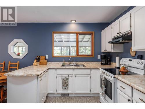 587 Mountain Drive, Vernon, BC - Indoor Photo Showing Kitchen With Double Sink