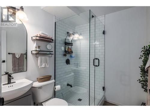 587 Mountain Drive, Vernon, BC - Indoor Photo Showing Bathroom