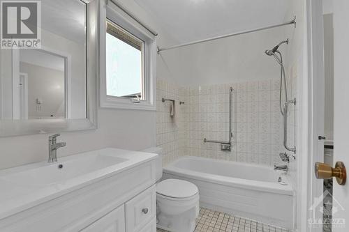 45 Queen Street, Crysler, ON - Indoor Photo Showing Bathroom