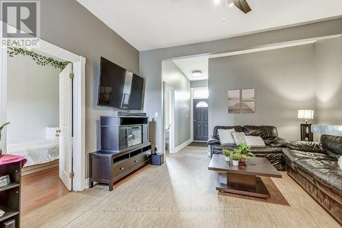 92 Steven Street, Hamilton, ON - Indoor Photo Showing Living Room