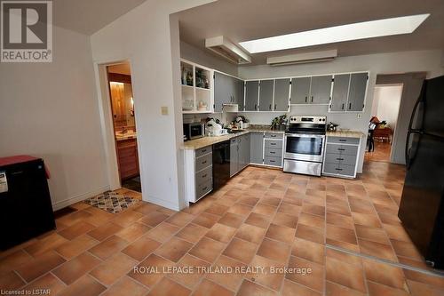 51 Bedford Rd, London, ON - Indoor Photo Showing Kitchen