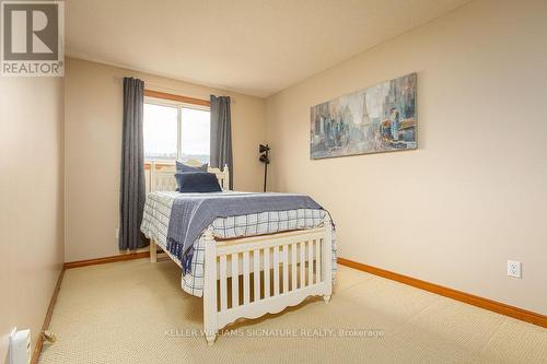 33 Merritt Cres, Grimsby, ON - Indoor Photo Showing Bedroom