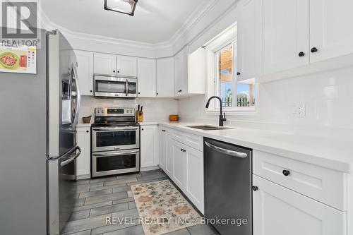 6 Frontier Dr, Niagara-On-The-Lake, ON - Indoor Photo Showing Kitchen
