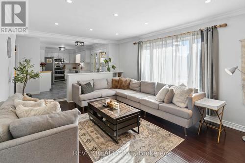6 Frontier Dr, Niagara-On-The-Lake, ON - Indoor Photo Showing Living Room