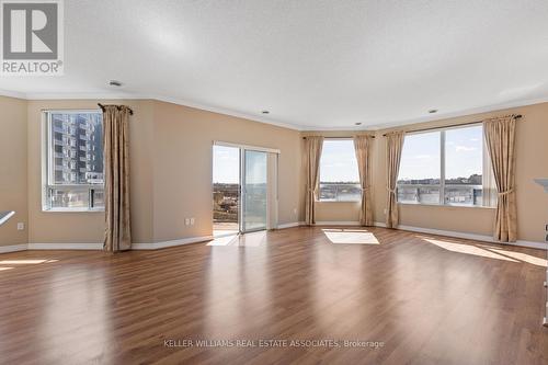 #512 -60 Wyndham St S, Guelph, ON - Indoor Photo Showing Living Room