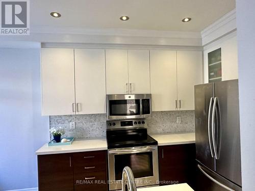 3716 Bloomington Cres, Mississauga, ON - Indoor Photo Showing Kitchen With Upgraded Kitchen