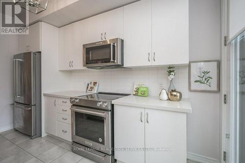 3048 Postridge Dr, Oakville, ON - Indoor Photo Showing Kitchen With Upgraded Kitchen