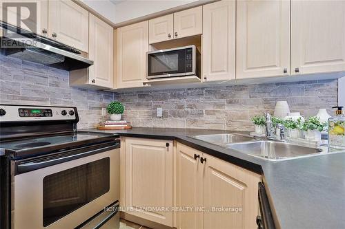 3086 Highvalley Road, Oakville, ON - Indoor Photo Showing Kitchen With Double Sink With Upgraded Kitchen