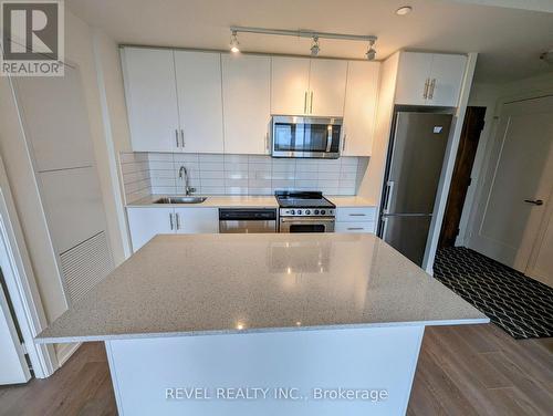 #503 -509 Dundas St W, Oakville, ON - Indoor Photo Showing Kitchen With Upgraded Kitchen