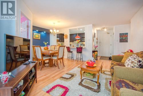 #605 -115 Hillcrest Ave, Mississauga, ON - Indoor Photo Showing Living Room