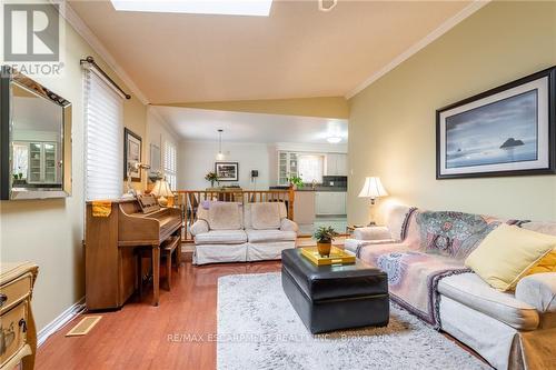 3336 Jordan Avenue, Burlington, ON - Indoor Photo Showing Living Room