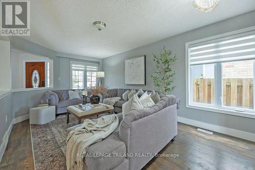 2340 Meadowgate Blvd, London, ON - Indoor Photo Showing Living Room