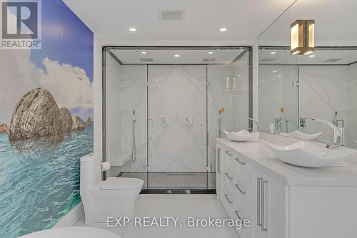 393 Burnhamthorpe Rd, Toronto, ON - Indoor Photo Showing Bathroom
