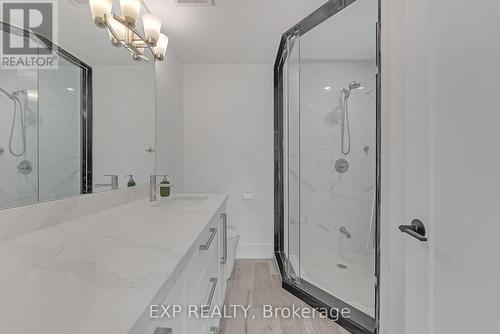 393 Burnhamthorpe Rd, Toronto, ON - Indoor Photo Showing Bathroom