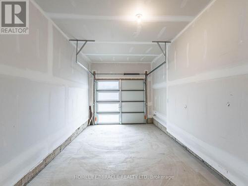 22 Buttercream Ave, Thorold, ON - Indoor Photo Showing Garage