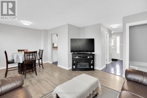 338 Britannia Ave, Bradford West Gwillimbury, ON - Indoor Photo Showing Living Room