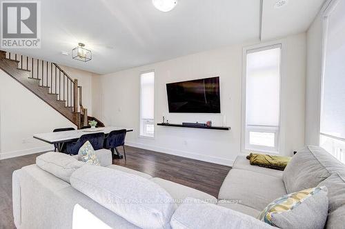 #7 -8 Sayers Lane, Richmond Hill, ON - Indoor Photo Showing Living Room