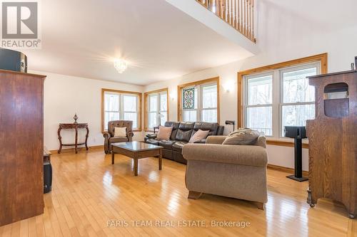 274 Peter Street East St E, Oro-Medonte, ON - Indoor Photo Showing Living Room
