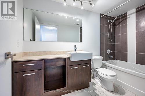 #2711 -770 Bay St, Toronto, ON - Indoor Photo Showing Bathroom
