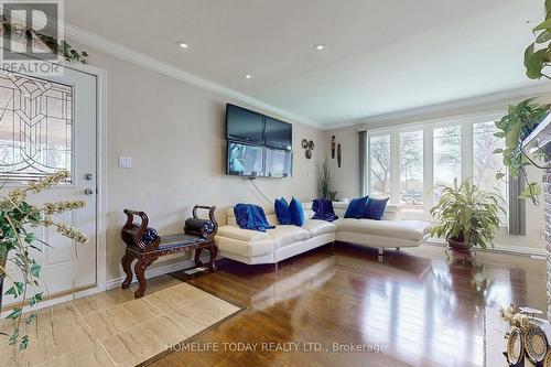 958 Midland Avenue, Toronto (Kennedy Park), ON - Indoor Photo Showing Living Room