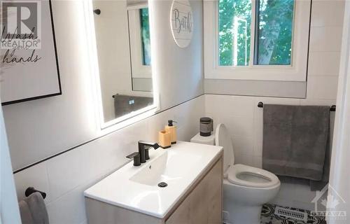 sample bathroom - 809-811 Hilmor Terrace S, Elizabethtown, ON - Indoor Photo Showing Bathroom