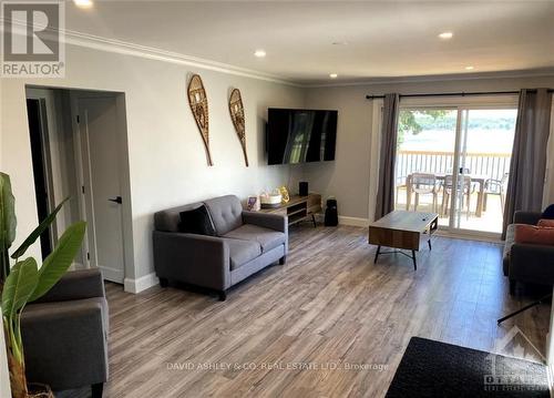 809-811 Hilmor Terrace S, Elizabethtown-Kitley, ON - Indoor Photo Showing Living Room