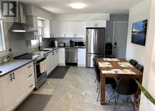 809-811 Hilmor Terrace S, Elizabethtown-Kitley, ON - Indoor Photo Showing Kitchen