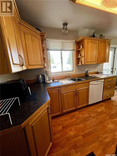 453 3Rd Avenue Se, Swift Current, SK - Indoor Photo Showing Kitchen With Double Sink