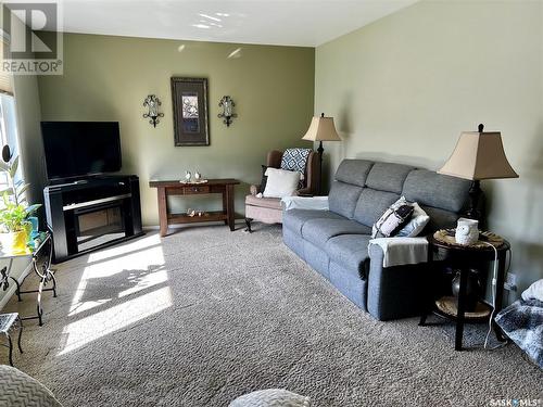 453 3Rd Avenue Se, Swift Current, SK - Indoor Photo Showing Living Room