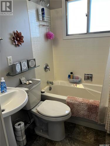 453 3Rd Avenue Se, Swift Current, SK - Indoor Photo Showing Bathroom