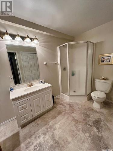 453 3Rd Avenue Se, Swift Current, SK - Indoor Photo Showing Bathroom