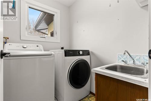 75 Green Meadow Road, Regina, SK - Indoor Photo Showing Laundry Room