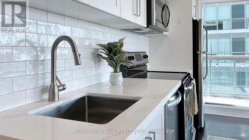 #1001 -35 Brian Peck Cres, Toronto, ON - Indoor Photo Showing Kitchen